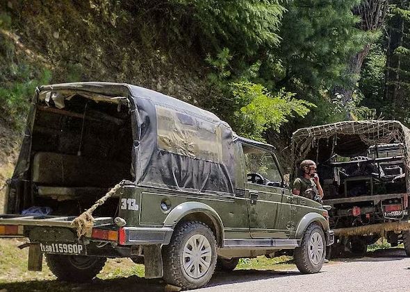 'LoC पर IED विस्फोट में अफसर सहित सेना के 2 जवान शहीद, इलाके में तलाशी अभियान जारी | '